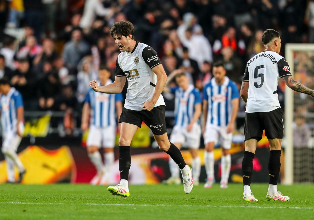 Javi Guerra celebra su gol contra el Espanyol.