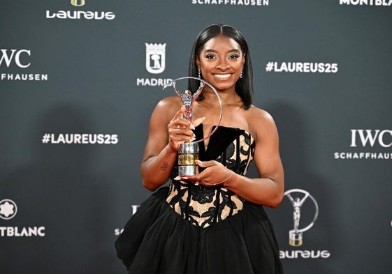Simone Biles posa con el galardón a 'Mejor deportista del año'.