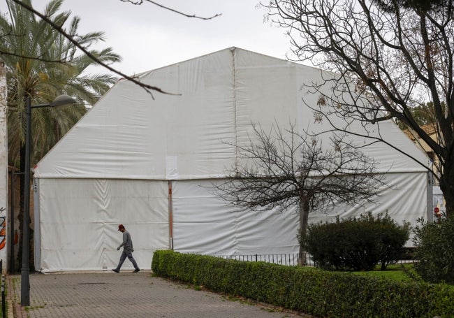Instalación de una carpa, en Valencia.