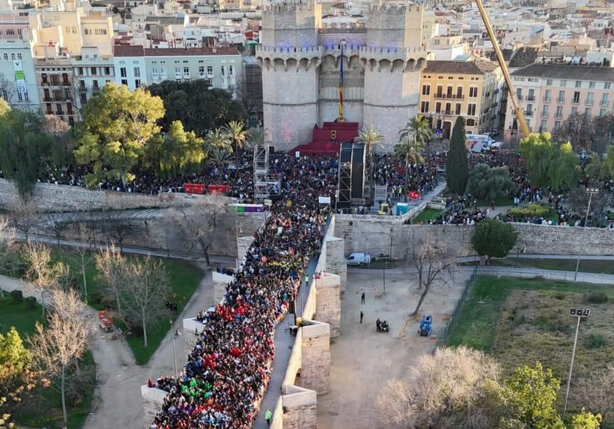 Masiva presencia de público, a vista de dron, en la Crida.