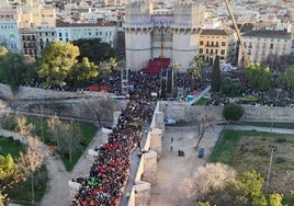 Masiva presencia de público, a vista de dron, en la Crida.