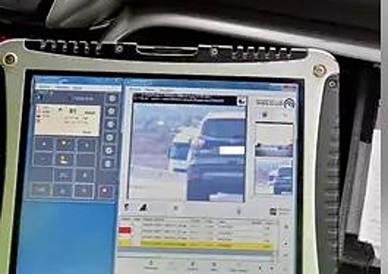 La Guardia Civil investiga al conductor del turismo.