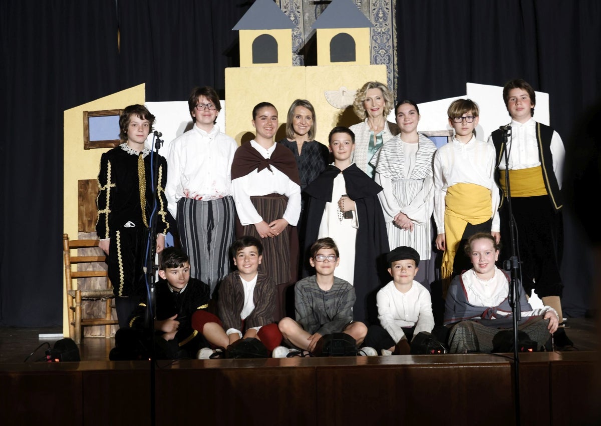 Imagen secundaria 1 - Participantes de la Fiesta de los Niños de la calle San Vicente y la concejala de Fiestas, Mónica Gil, y la honorable clavariesa vicentina, María José Llorens, con el altar de Riba-roja.