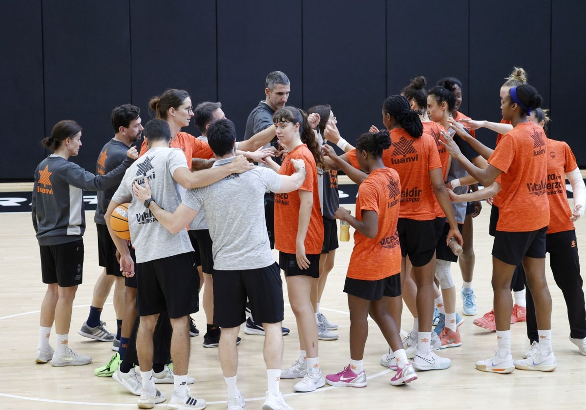 La plantilla del Valencia Basket se conjura antes de viajar a Badalona para el arranque del playoff de la Liga Femenina.