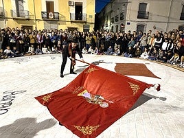 El festero realiza el tradicional ball de la bandera en honor a San Blai.