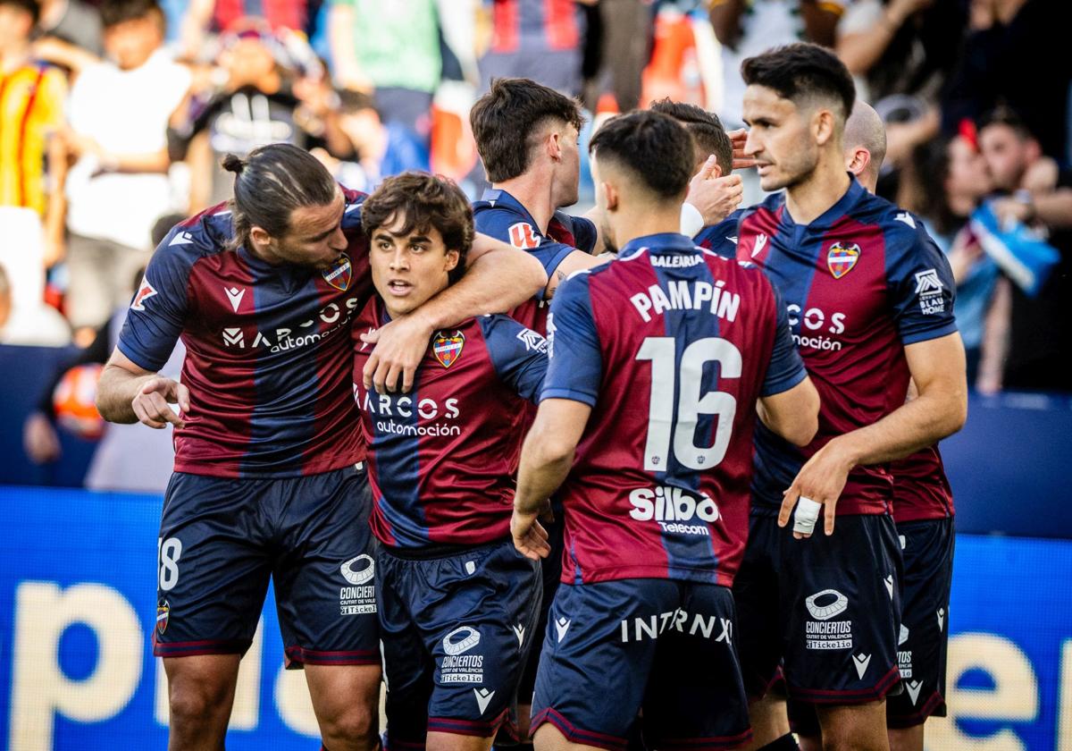Los futbolistas celebran uno de los tantos frente al Zaragoza.