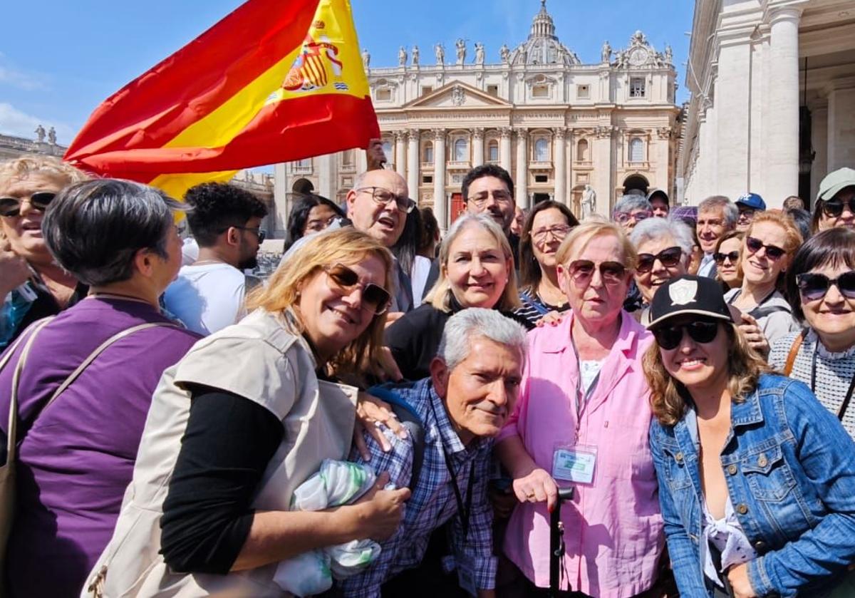 Imagen principal - Valencianos en Roma: Tres horas y media de cola para ver al Papa