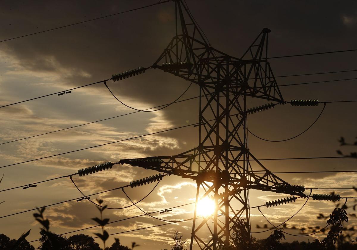 Una torre de transporte de energía perteneciente a red eléctrica, imagen de archivo.