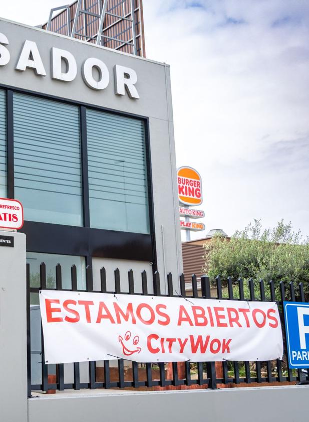 Imagen secundaria 2 - El barranco del Poyo, lleno del flores. Abajo, carteles que anuncian que los negocios han reabierto