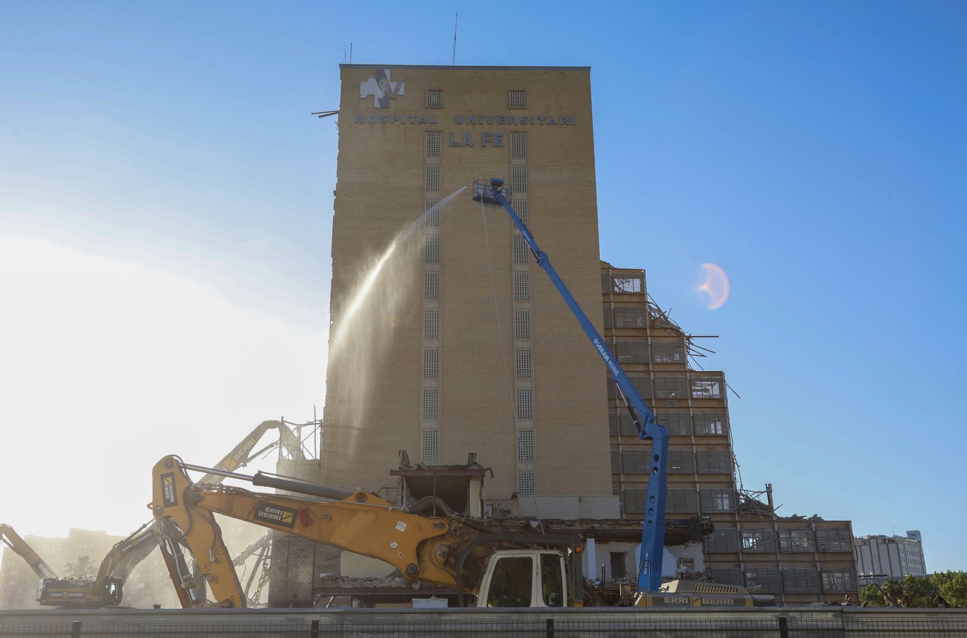 Demolición del antiguo hospital La Fe en Valencia
