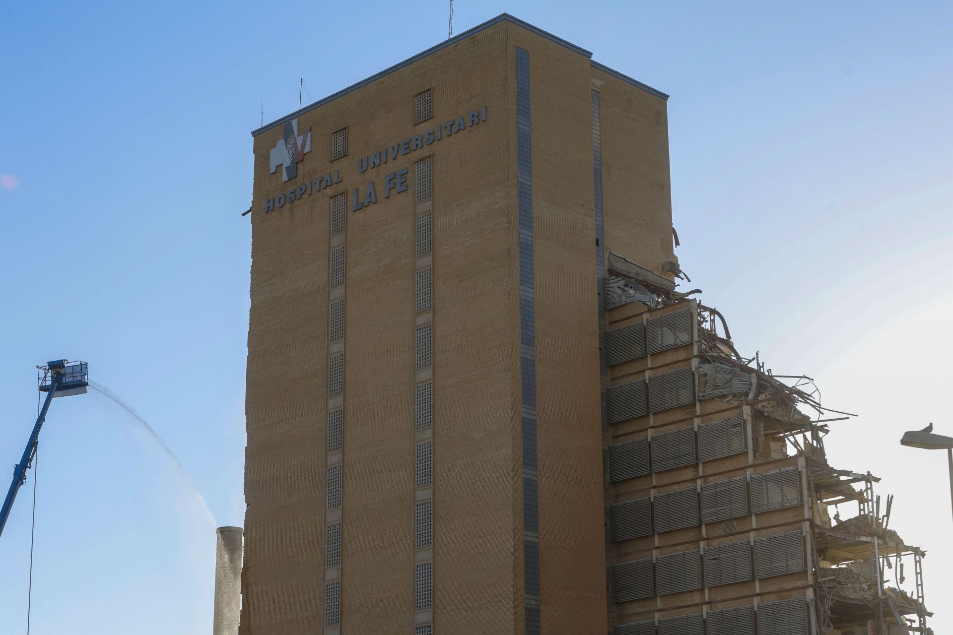Demolición del antiguo hospital La Fe en Valencia
