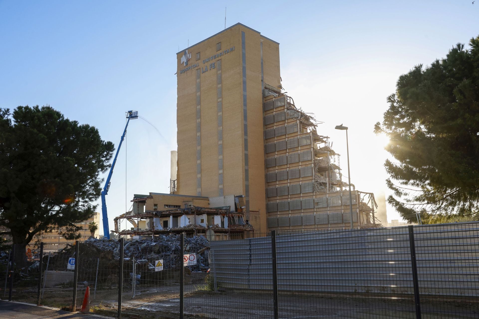 Demolición del antiguo hospital La Fe en Valencia