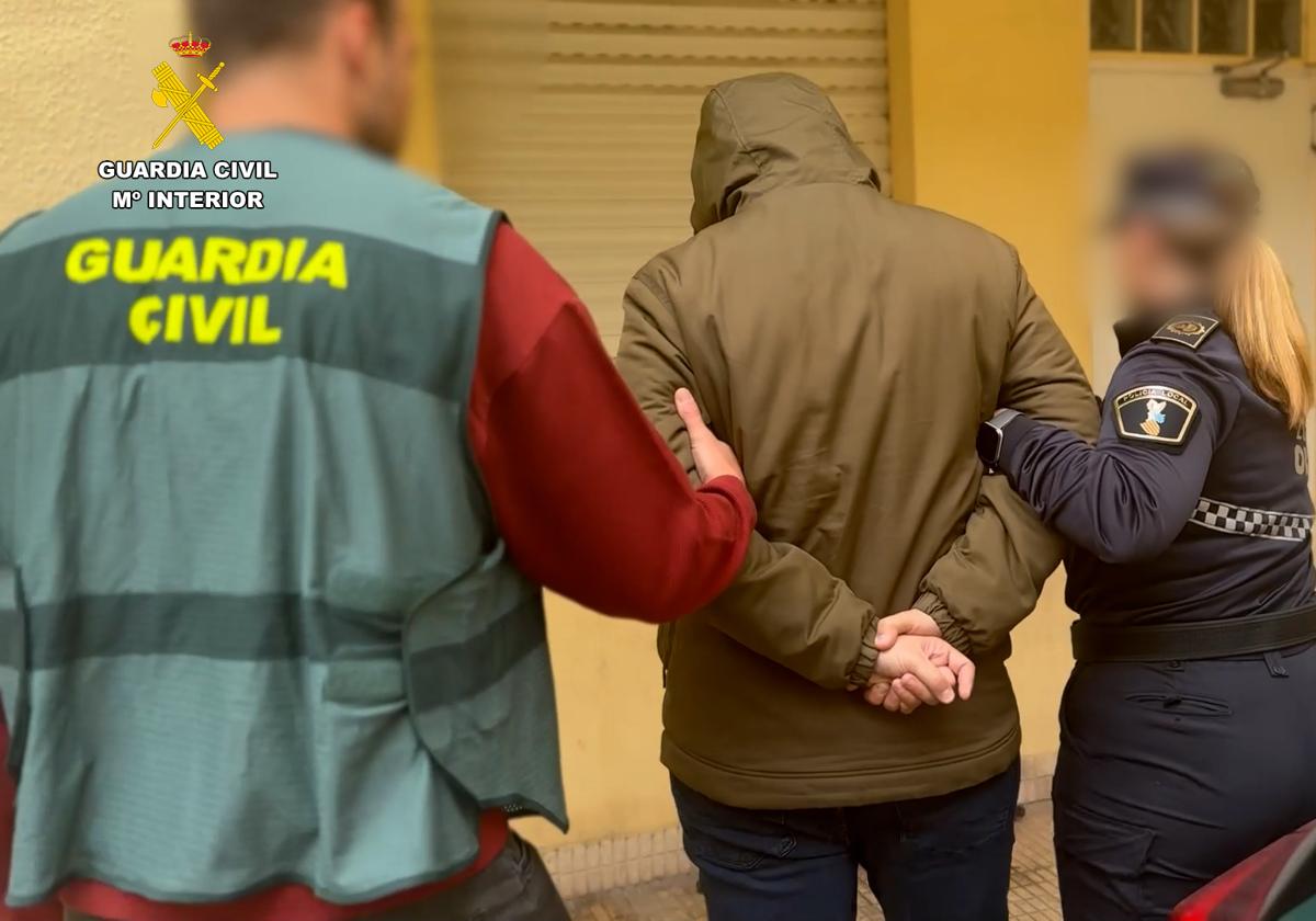 Detenido por robar en el depósito municipal de Oliva