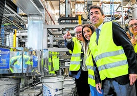 Carlos Mazón y Ruth Merino, este jueves en una fábrica de pinturas en Ribarroja.