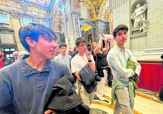 Jóvenes valencianos en la basílica de San Pedro.