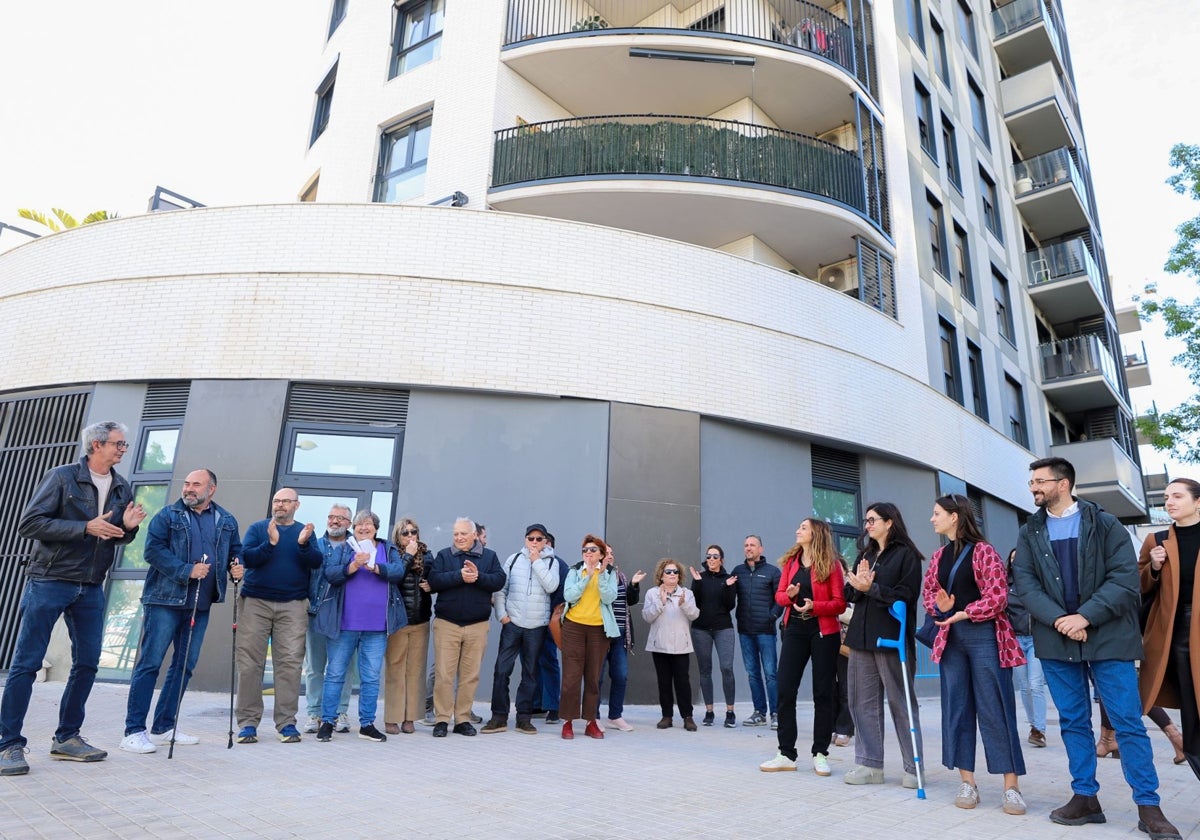 Cocnentración de vecinos de Patraix, en contra de la apaertura de unos apartamentos turísticos.