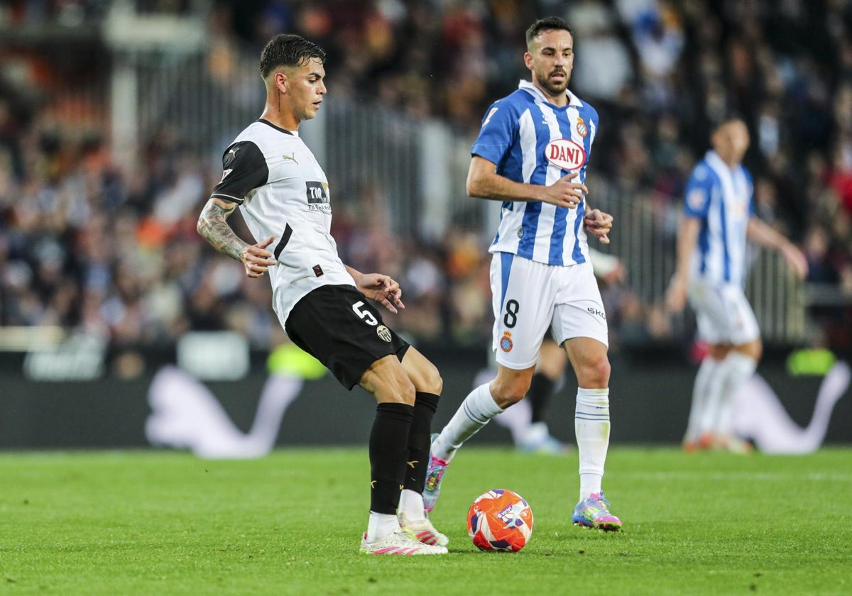 Barrenechea controla el balón durant eel partido del martes.