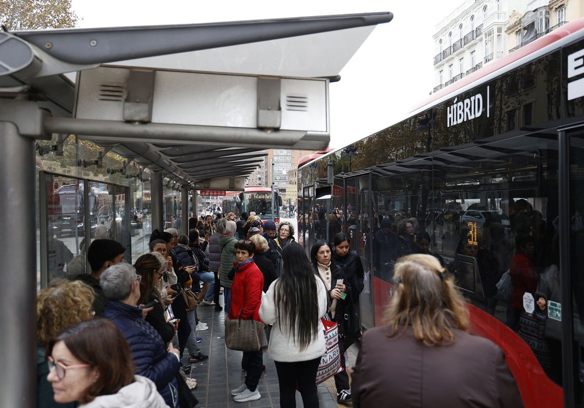 Una parada de autobús de la EMT, en Valencia.