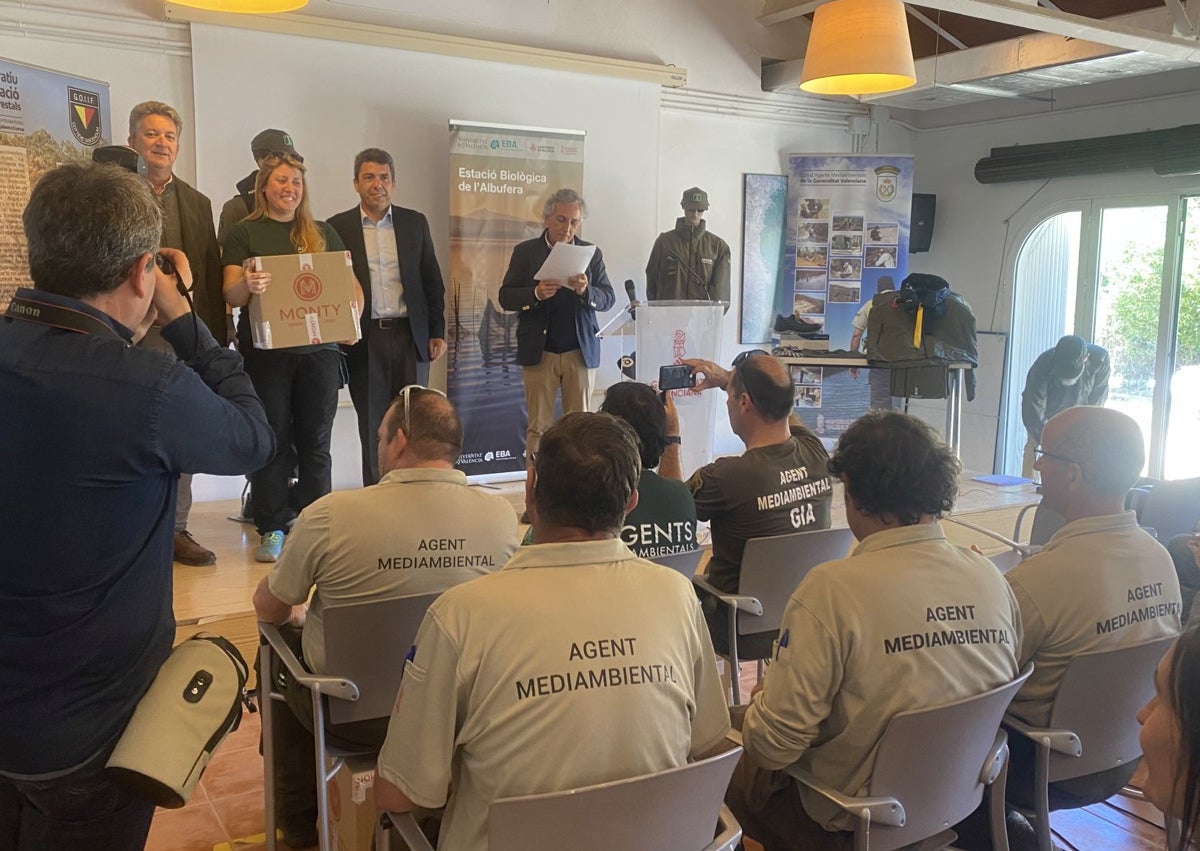 Imagen secundaria 1 - El presidente de la Generalitat, Carlos Mazón, en la entrega de uniformes a los agentes medioambientales.