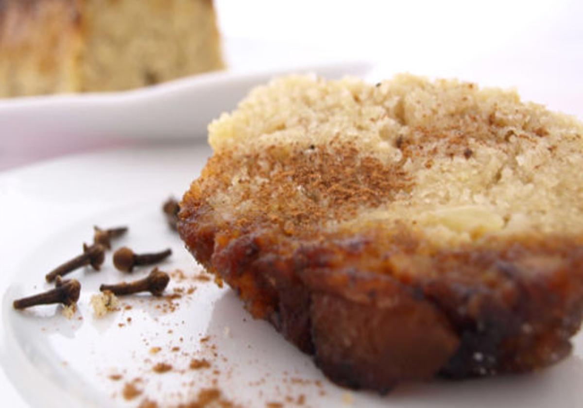 Prepara un delicioso plum cake de manzanas, especias y caramelo