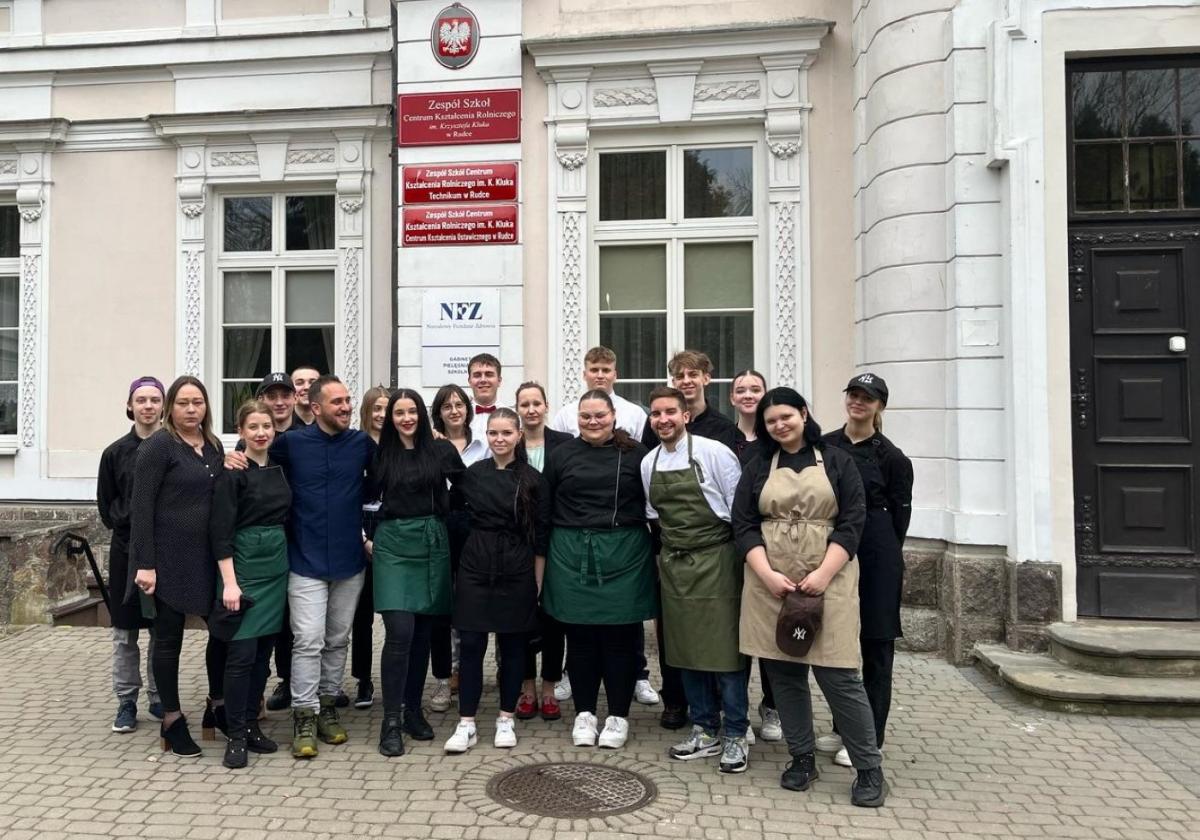 El cocinero Pablo Ministro lleva la titaina y la paella a Polonia