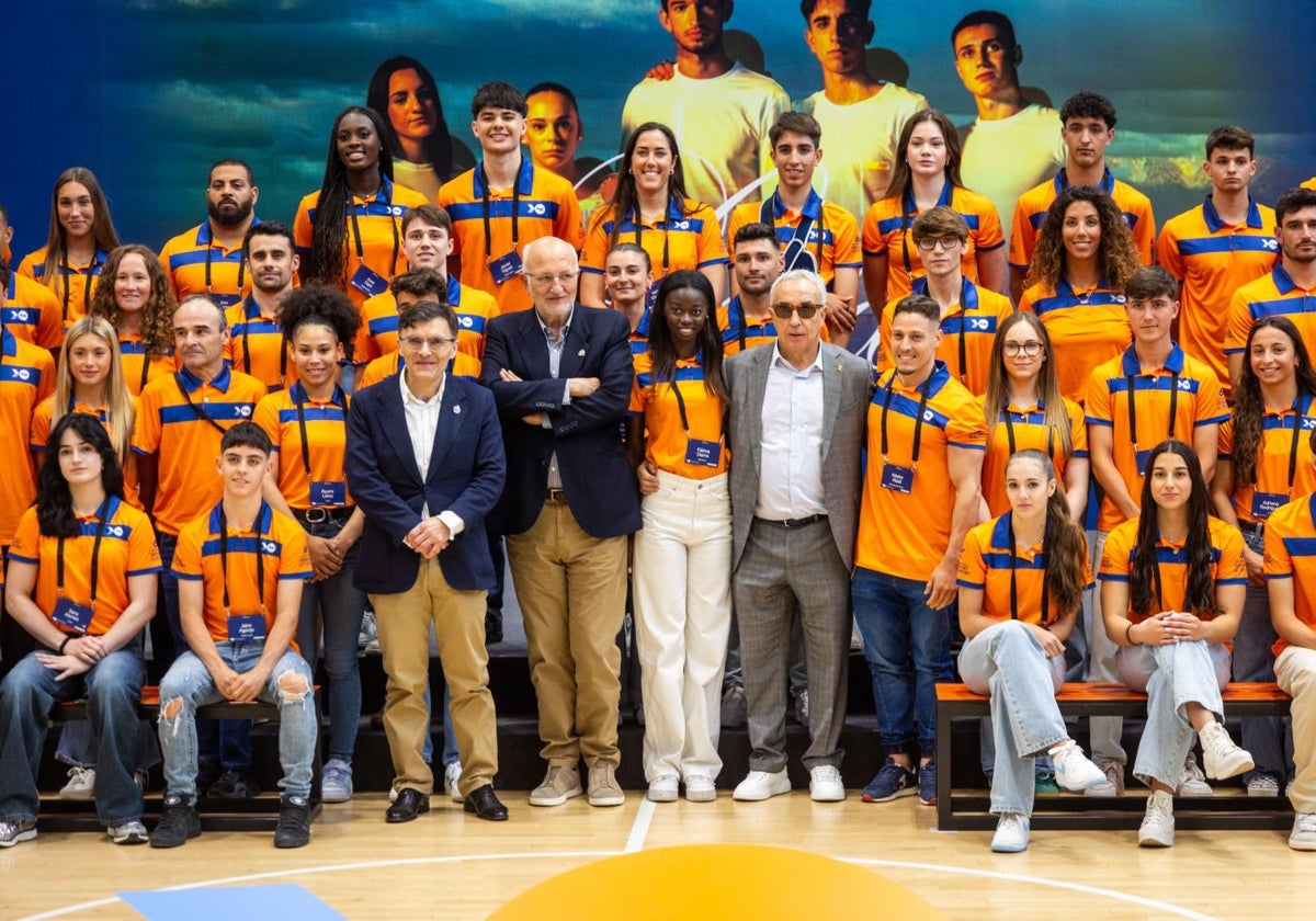Juan Roig, junto a Alberto Durán y Alejandro Blanco, con los deportistas del Proyecto Fer.