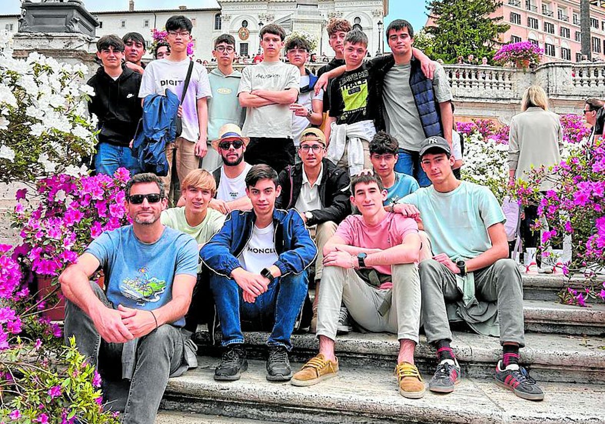 Los jóvenes del colegio El Vedat en la romana plaza de España.