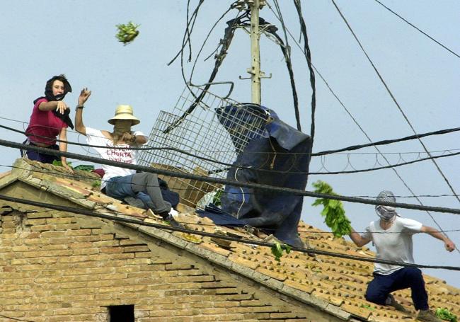 Protestas contra el derribo de unas casas en 2002.