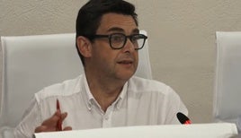 El portavoz socialista, José Antonio Martínez, en una de sus intervenciones en el pleno.