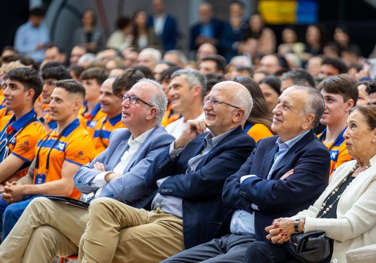 Juan Roig, durante la presentación del Proyecto FER, junto a su hermano Fernando y Juan Miguel Gómez, director de la Fundación Trinidad Alfonso.