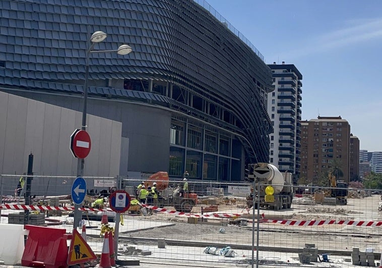 Operarios en las obras del Roig Arena en la mañana de este viernes.