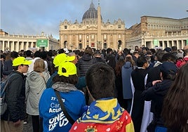 Un joven valenciano con la Senyera sobre los hombros.