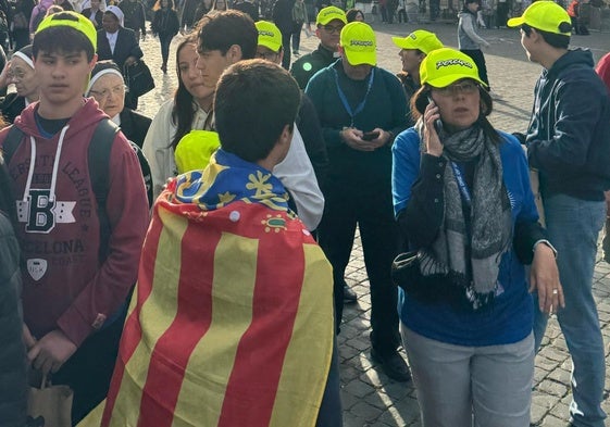 Un joven peregrino valenciano en la plaza de San Pedro.