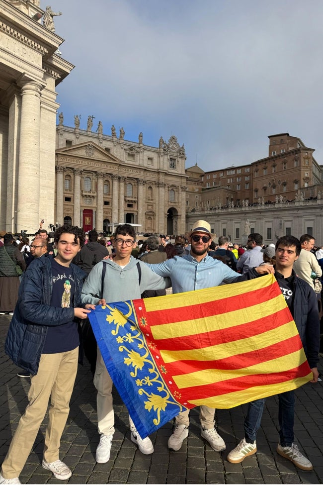 Grupo de valencianos en la plaza de San Pedro.