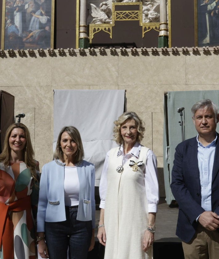 Imagen secundaria 2 - Representación del milagro, y la concejala Mónica Gil, con chaqueta azul, junto a la regina dels Jcos Florals,Maria García, la honrable clavariesa vicentina, María José Llorens, y el presidente de Lo Rat Penat, José Vicente Navarro.