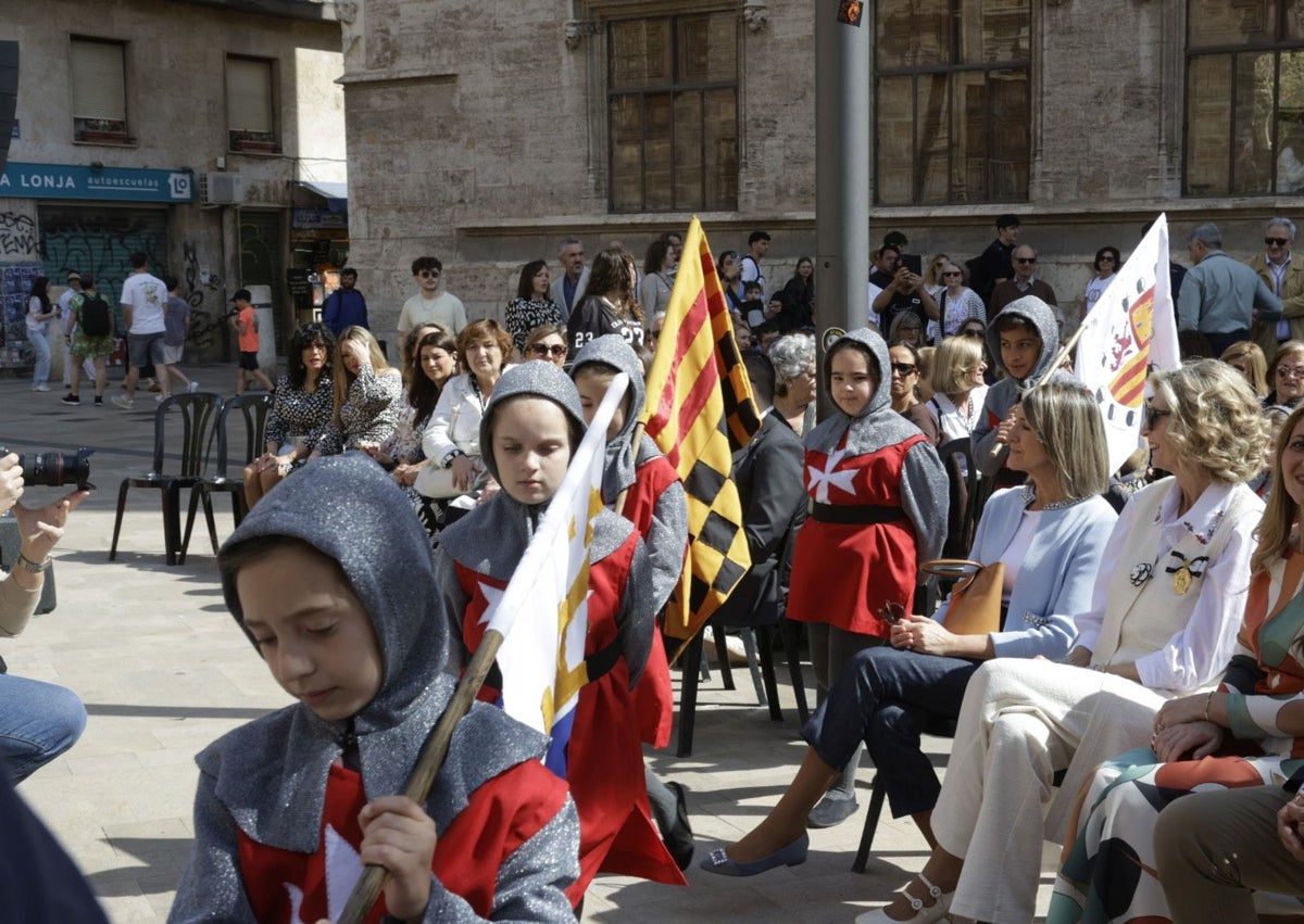 Imagen secundaria 1 - Representación del milagro, y la concejala Mónica Gil, con chaqueta azul, junto a la regina dels Jcos Florals,Maria García, la honrable clavariesa vicentina, María José Llorens, y el presidente de Lo Rat Penat, José Vicente Navarro.