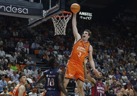 Reuvers vuela para machacar el aro del Baskonia.