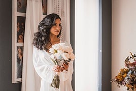 Begoña Sendra decidió llevar el pelo suelto y un ramo de rosas.