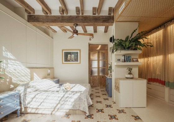 Dormitorio de la vivienda, donde se han rescatado puertas y vigas antiguas.