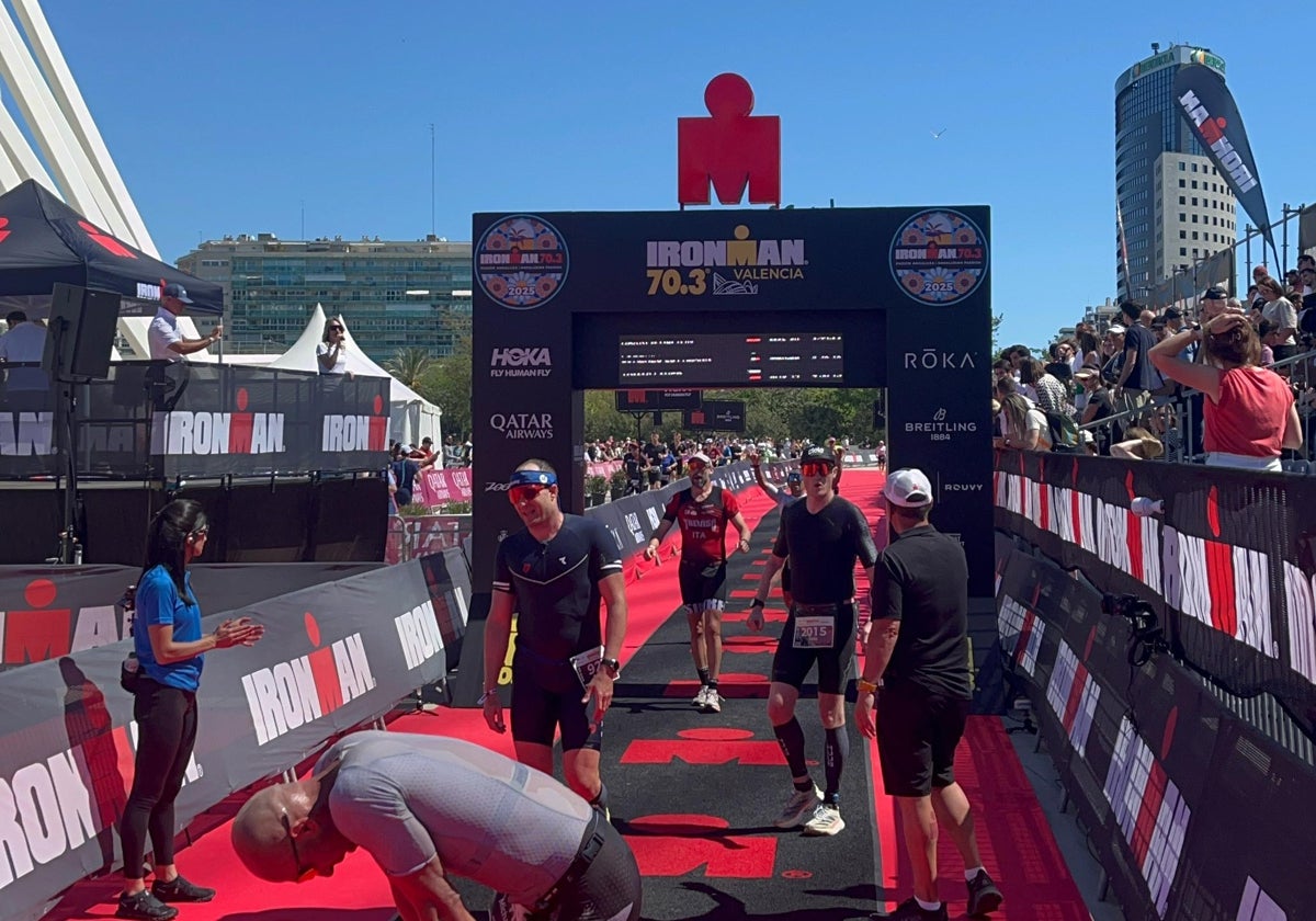 Varios corredores exhaustos tras terminar el Ironman Valencia 70.3.