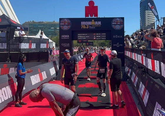 Varios corredores exhaustos tras terminar el Ironman Valencia 70.3.