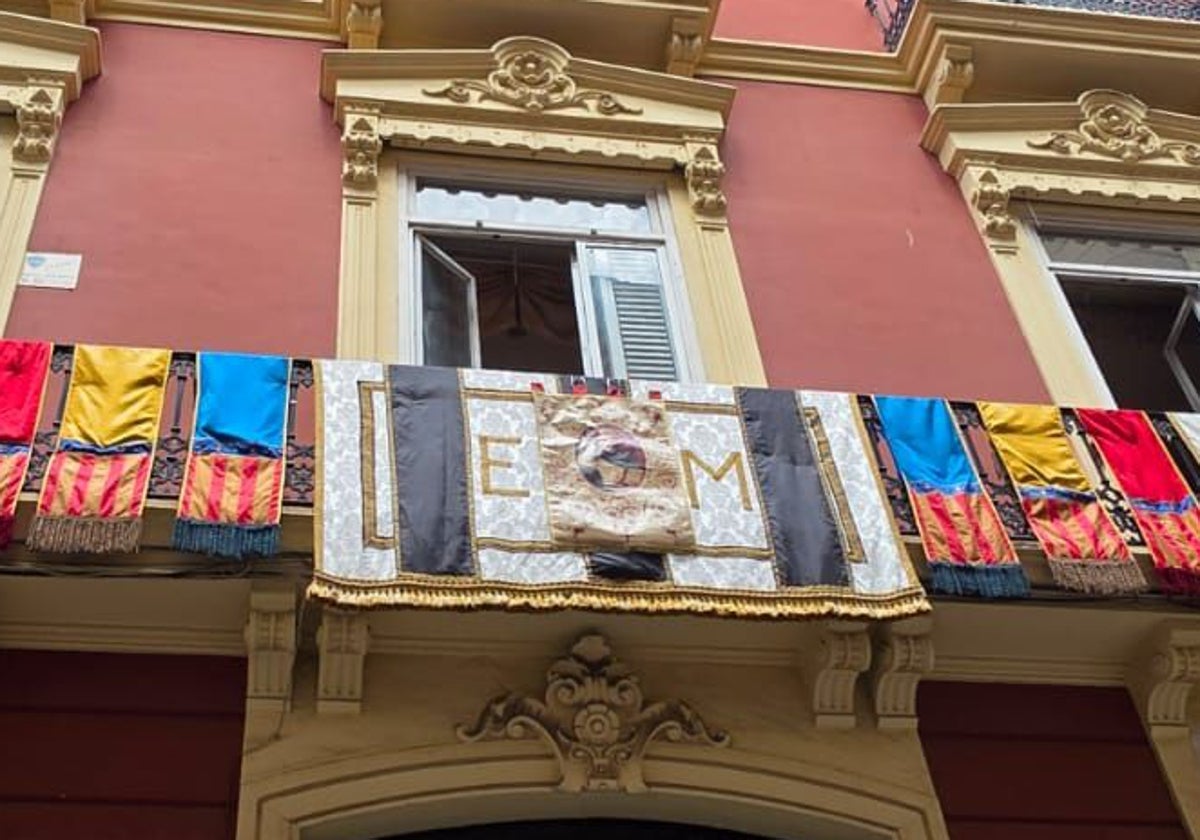 Balcón del indumentarista Enrique Marzal, listo para la fiesta de San Vicente.