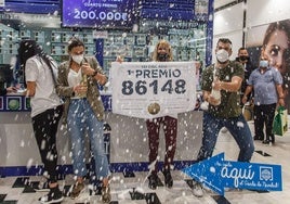 Agraciados con un premio de lotería. Imagen de archivo.