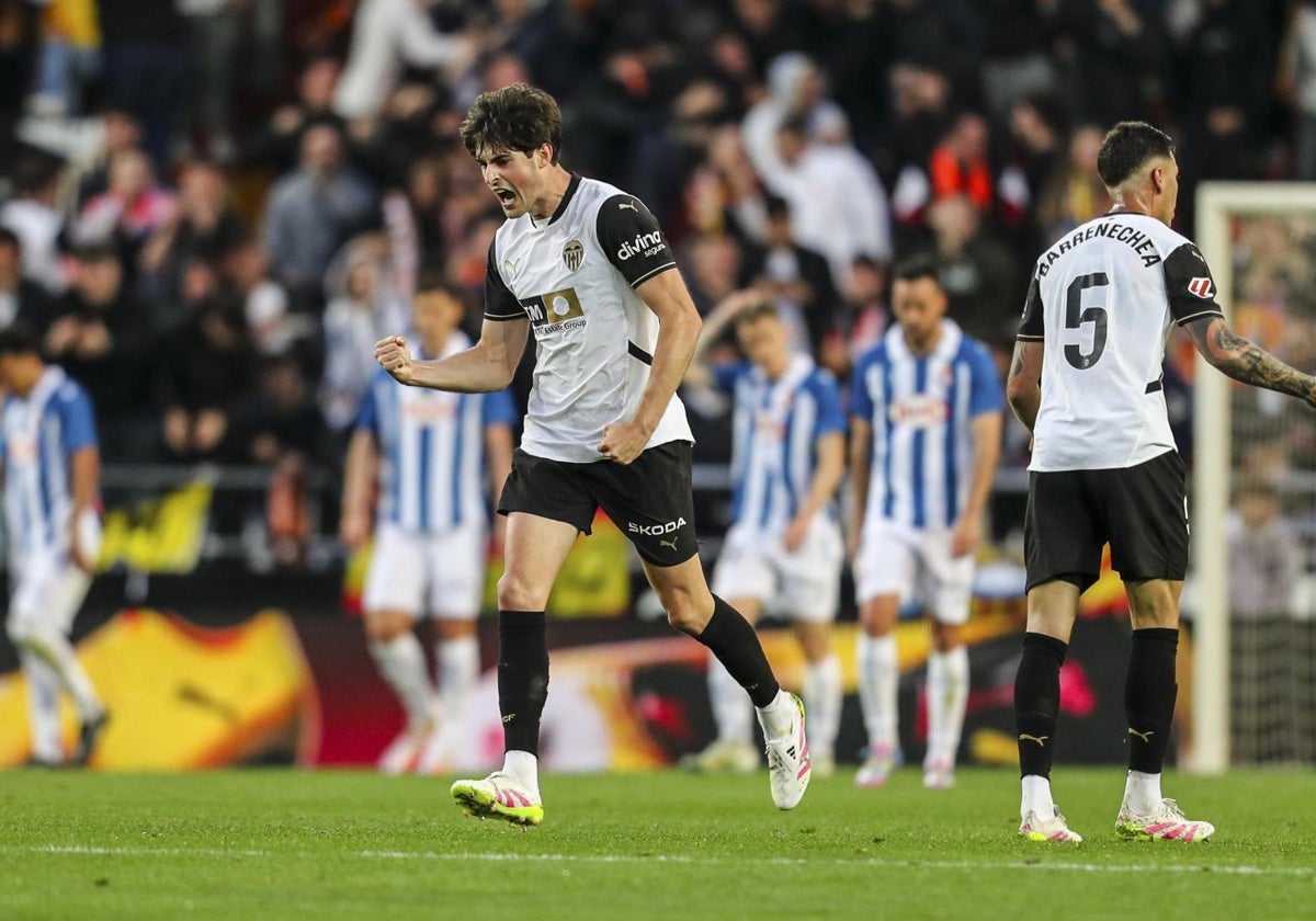Javi Guerra celebra el gol que reactivó al Valencia frente al Espanyol en Mestalla.