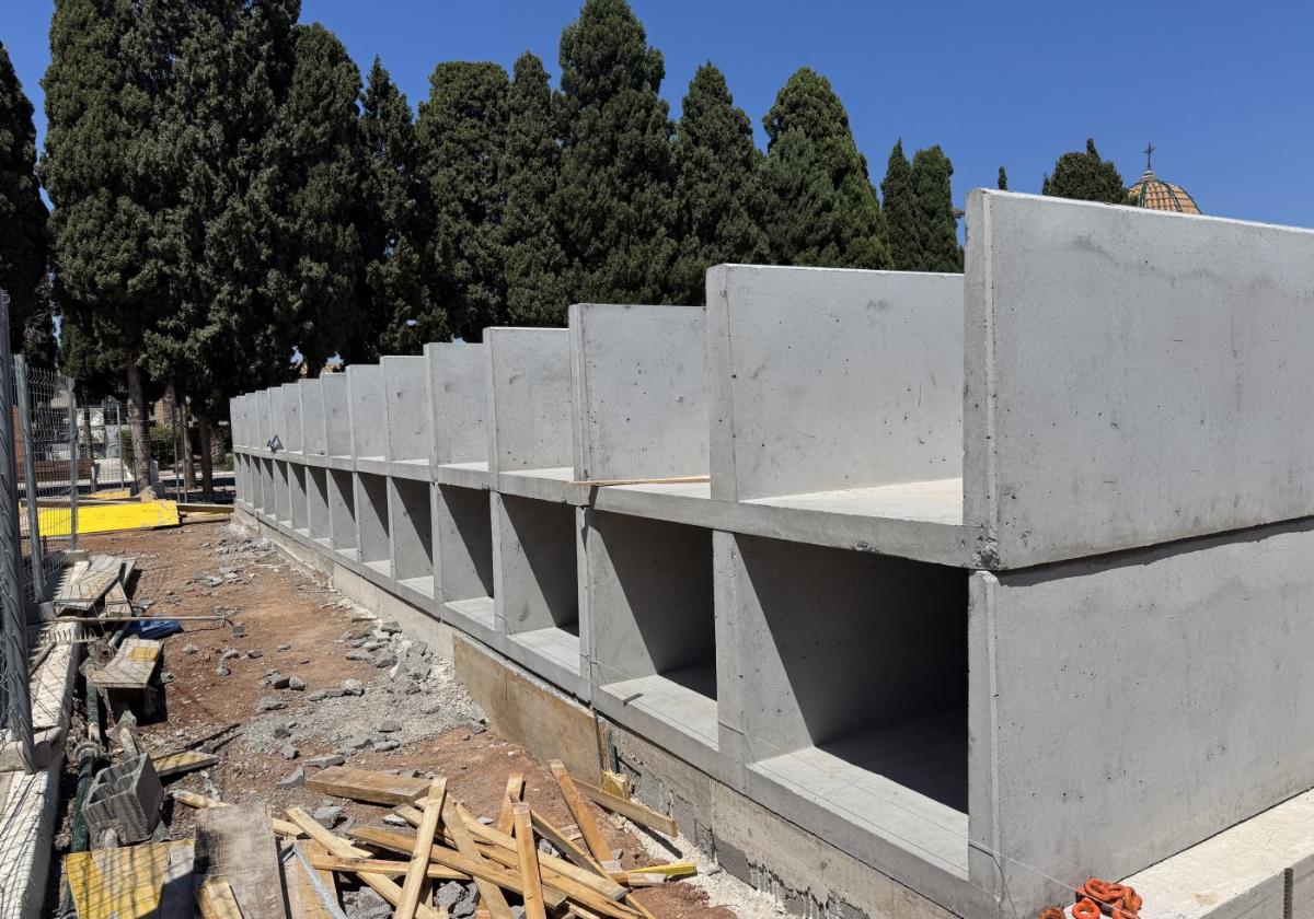 Obras de construcción de 152 nuevos nichos en el cementerio municipal