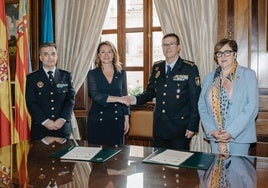 La alcaldesa, Begoña Carrasco, la subdelegada del Gobierno, Antonia García Valls, y los mandos policiales firmaron el convenio.
