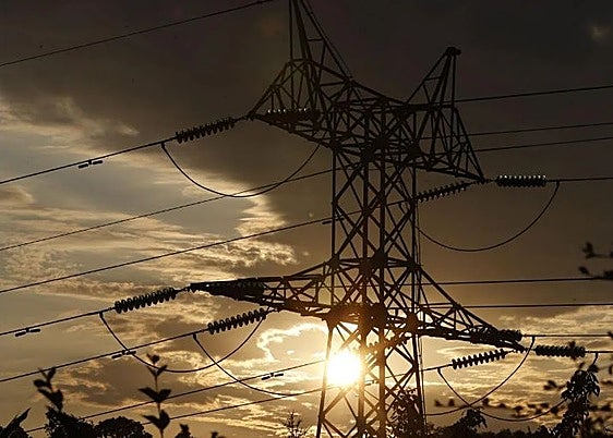 Una torre de transporte de energía perteneciente a red eléctrica, imagen de archivo