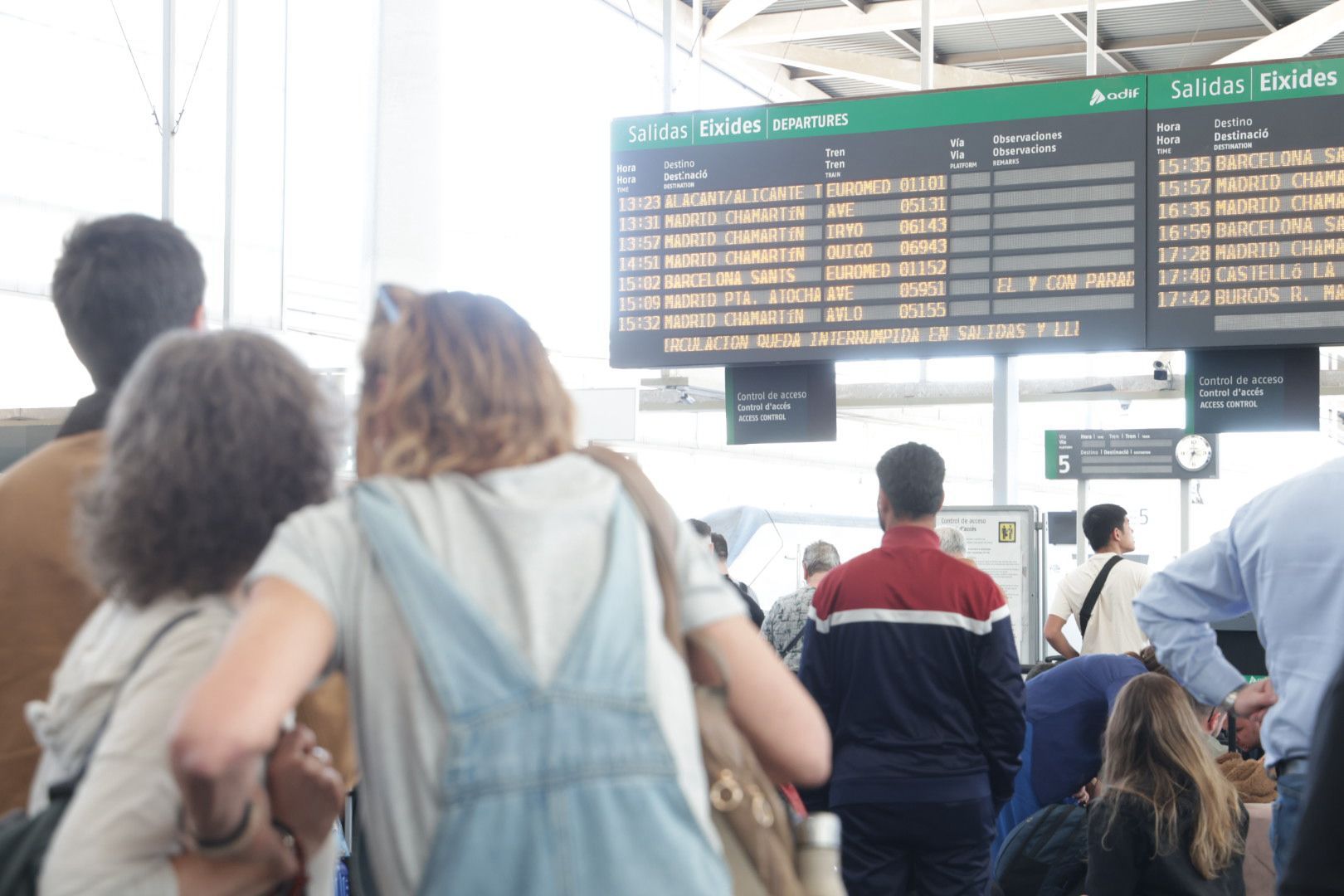 Trenes, metros, semáforos y hospitales de Valencia, afectados por el apagón