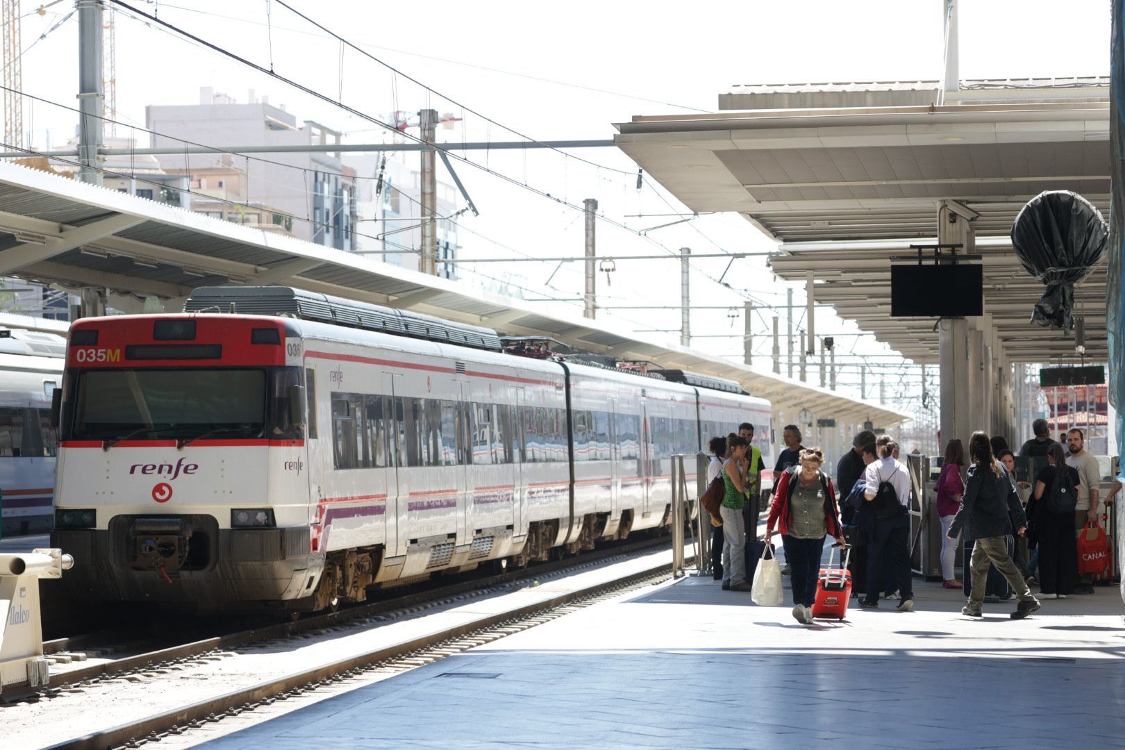 Trenes, metros, semáforos y hospitales de Valencia, afectados por el apagón