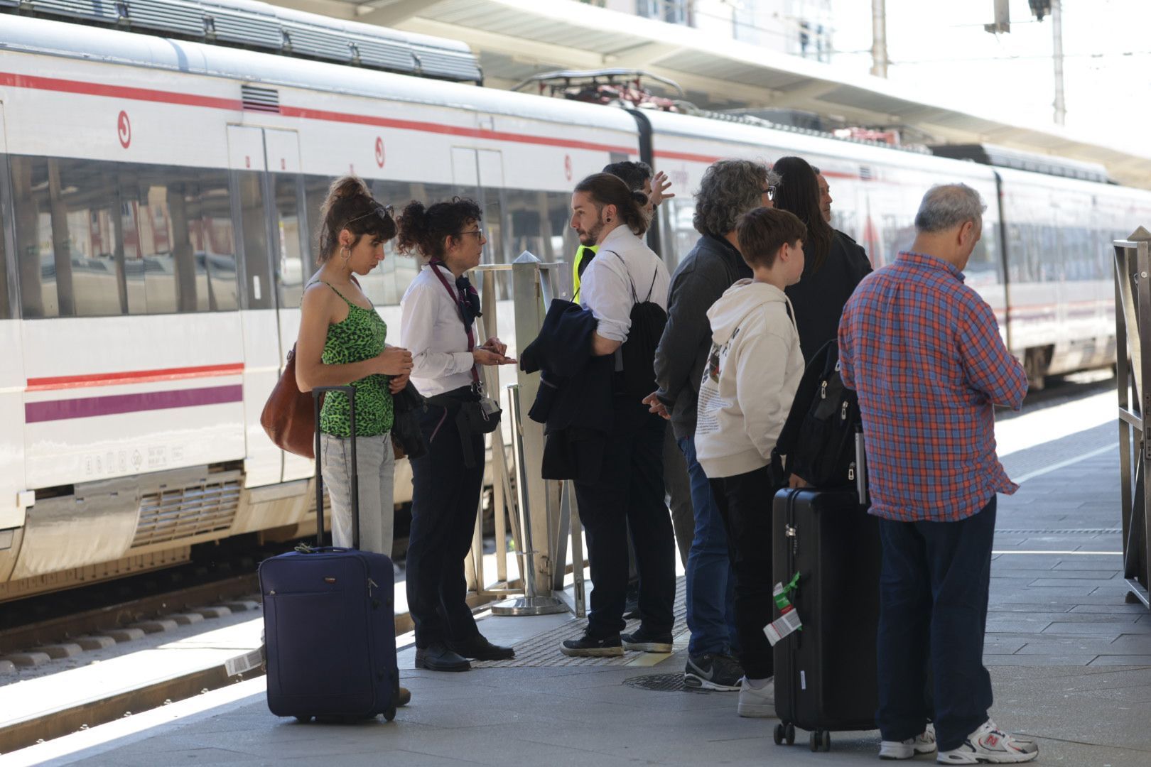 Trenes, metros, semáforos y hospitales de Valencia, afectados por el apagón